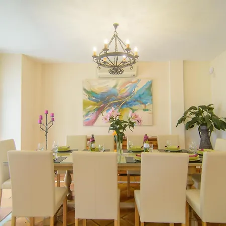 San Pedro 6 Bedroom Villa, Heated Pool, Bbq, Wifi Holiday home *