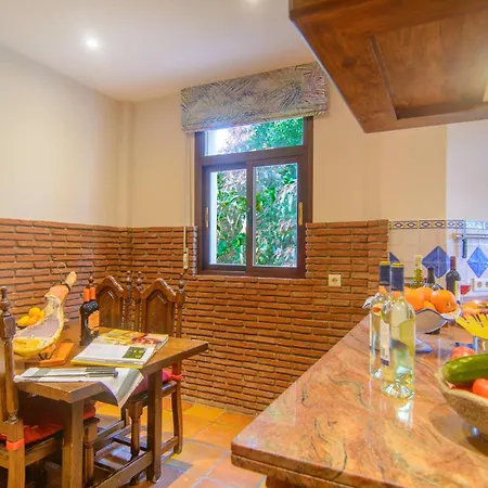 San Pedro 6 Bedroom Villa, Heated Pool, Bbq, Wifi Holiday home Marbella