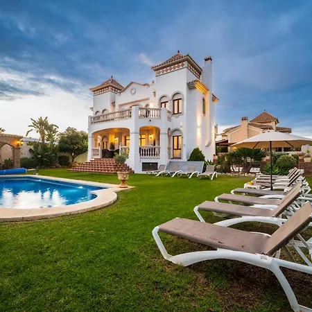 San Pedro 6 Bedroom Villa, Heated Pool, Bbq, Wifi Holiday home