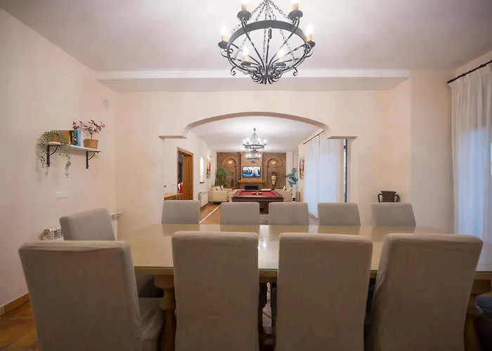 San Pedro 6 Bedroom Villa, Heated Pool, Bbq, Wifi *