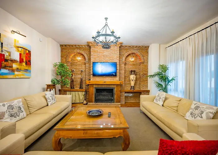 San Pedro 6 Bedroom Villa, Heated Pool, Bbq, Wifi *