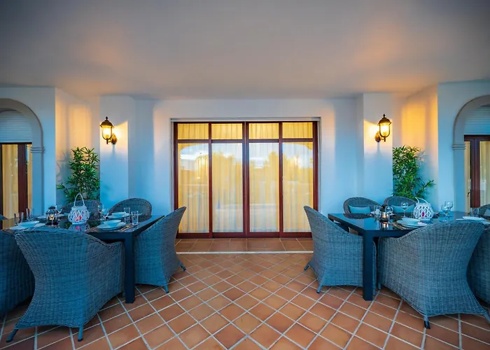 San Pedro 6 Bedroom Villa, Heated Pool, Bbq, Wifi