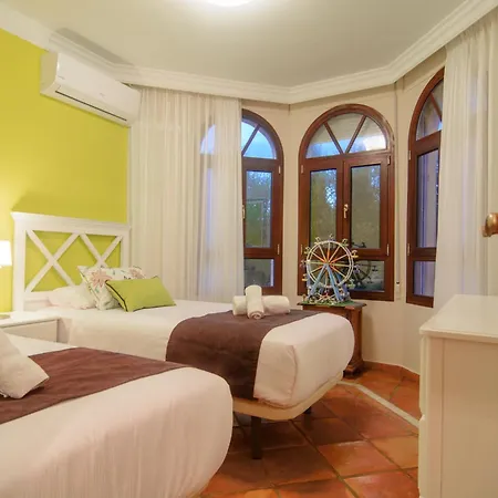 San Pedro 6 Bedroom Villa, Heated Pool, Bbq, Wifi Holiday home *