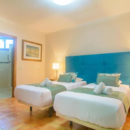 San Pedro 6 Bedroom Villa, Heated Pool, Bbq, Wifi