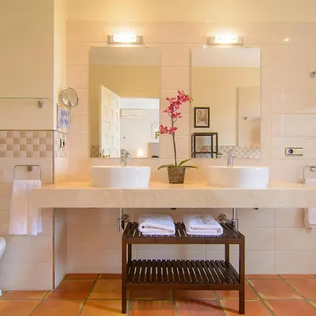 Semesterbostad San Pedro 6 Bedroom Villa, Heated Pool, Bbq, Wifi