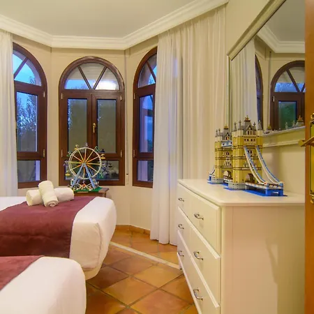 San Pedro 6 Bedroom Villa, Heated Pool, Bbq, Wifi