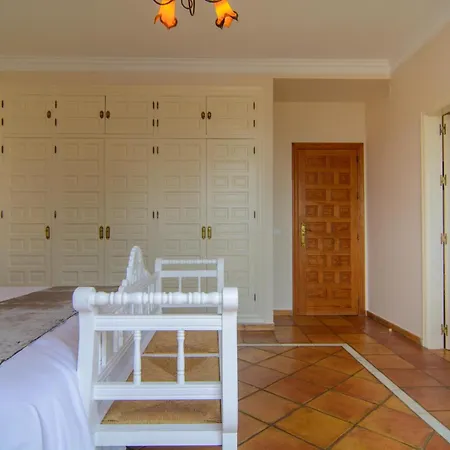 San Pedro 6 Bedroom Villa, Heated Pool, Bbq, Wifi *