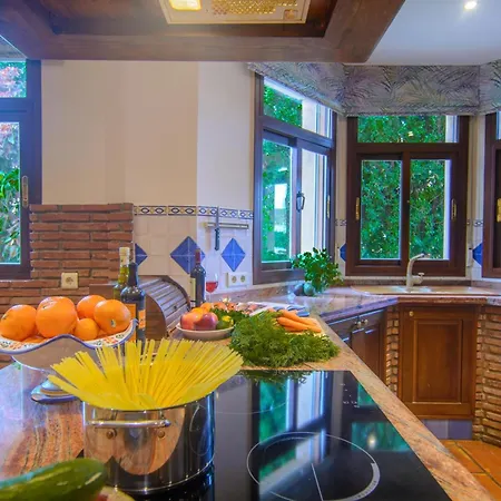 Semesterbostad San Pedro 6 Bedroom Villa, Heated Pool, Bbq, Wifi *