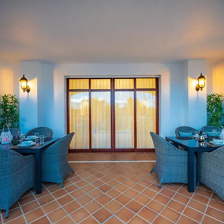 San Pedro 6 Bedroom Villa, Heated Pool, Bbq, Wifi