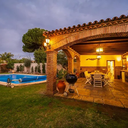 San Pedro 6 Bedroom Villa, Heated Pool, Bbq, Wifi