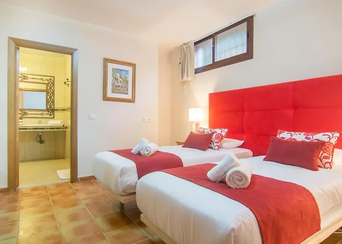 San Pedro 6 Bedroom Villa, Heated Pool, Bbq, Wifi