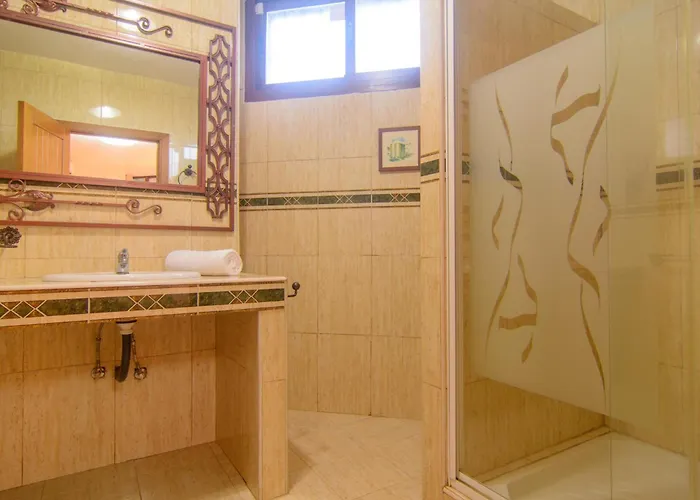 San Pedro 6 Bedroom Villa, Heated Pool, Bbq, Wifi