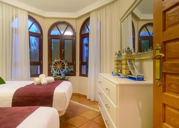 San Pedro 6 Bedroom Villa, Heated Pool, Bbq, Wifi