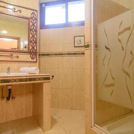 San Pedro 6 Bedroom Villa, Heated Pool, Bbq, Wifi