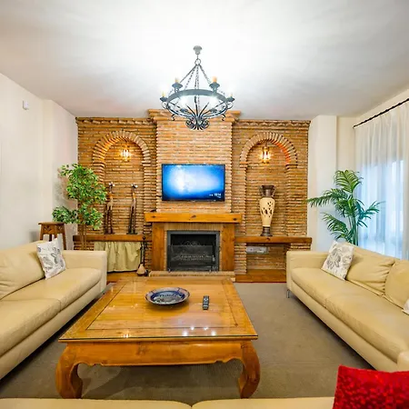 San Pedro 6 Bedroom Villa, Heated Pool, Bbq, Wifi *