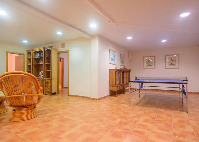 San Pedro 6 Bedroom Villa, Heated Pool, Bbq, Wifi *