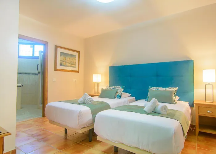 San Pedro 6 Bedroom Villa, Heated Pool, Bbq, Wifi