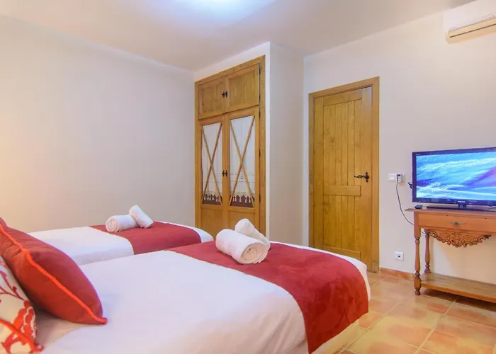San Pedro 6 Bedroom Villa, Heated Pool, Bbq, Wifi *