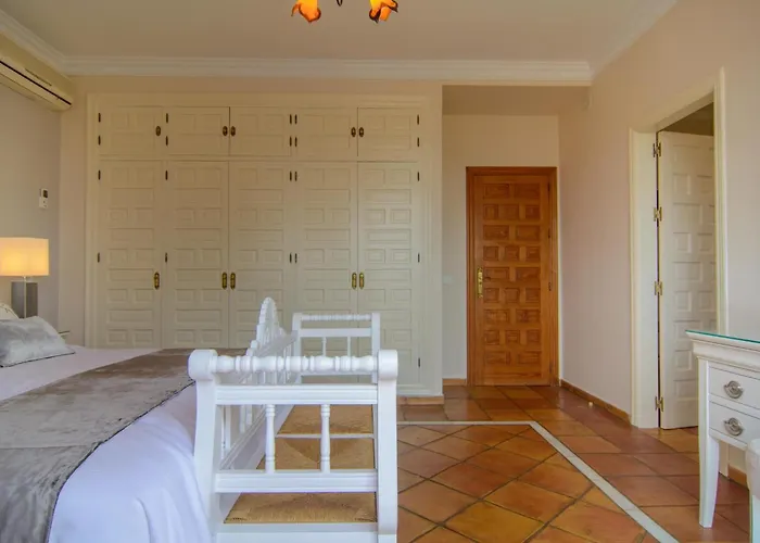 San Pedro 6 Bedroom Villa, Heated Pool, Bbq, Wifi *