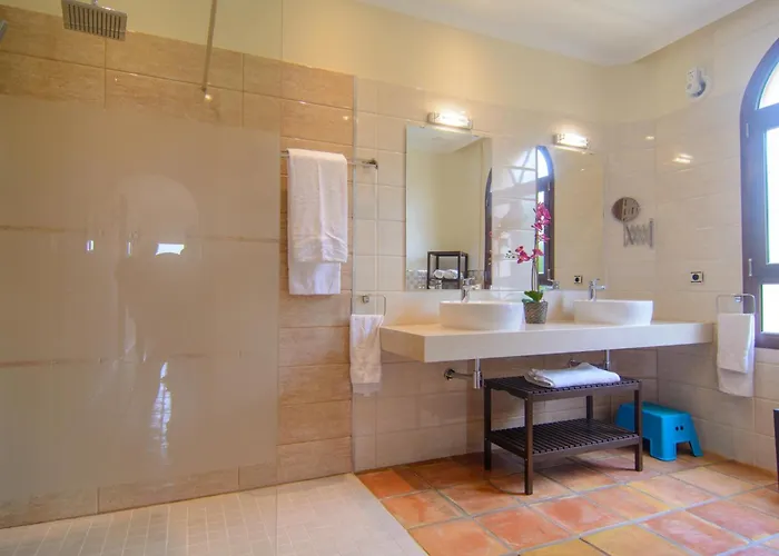 San Pedro 6 Bedroom Villa, Heated Pool, Bbq, Wifi *