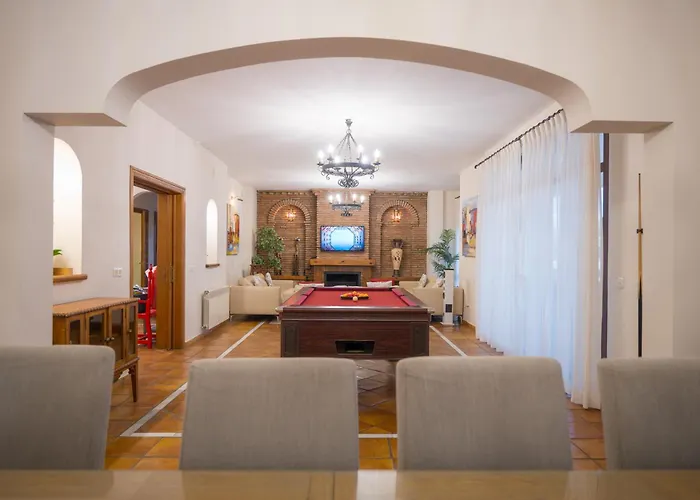 San Pedro 6 Bedroom Villa, Heated Pool, Bbq, Wifi بيت للعطل *