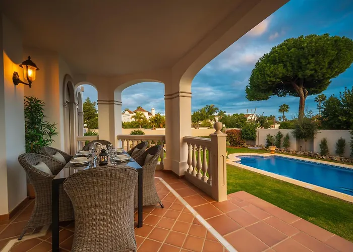 San Pedro 6 Bedroom Villa, Heated Pool, Bbq, Wifi
