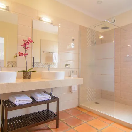 San Pedro 6 Bedroom Villa, Heated Pool, Bbq, Wifi בית נופש