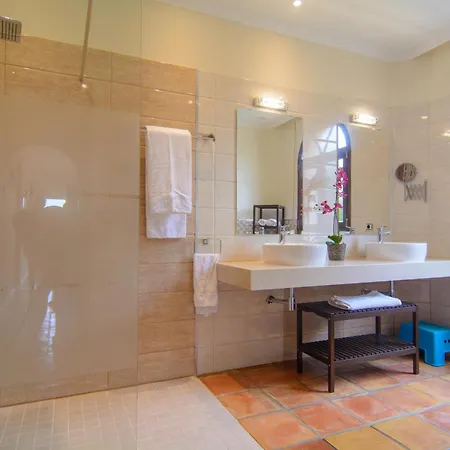 San Pedro 6 Bedroom Villa, Heated Pool, Bbq, Wifi *