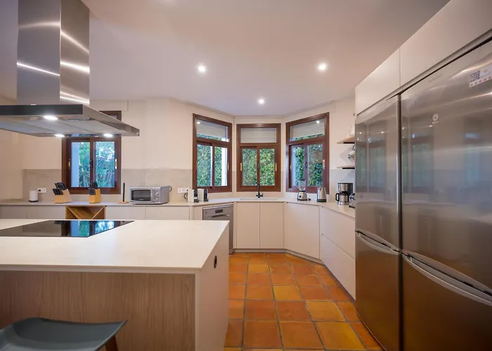 San Pedro 6 Bedroom Villa, Heated Pool, Bbq, Wifi *
